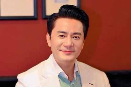 'Ông hoàng quảng cáo' đình đám một thời bất ngờ tái xuất, 'vướng tình tay ba' với một giọng ca đình đám
