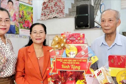 Đồng chí Nguyễn Thị Lệ thăm những người trực tiếp tham gia làm nên đại thắng mùa Xuân 1975 tiêu biểu