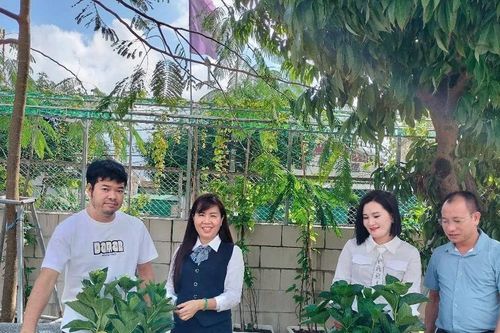 Tặng thùng rác thông minh từ nhựa tái chế cho các trường học ở Hà Tĩnh