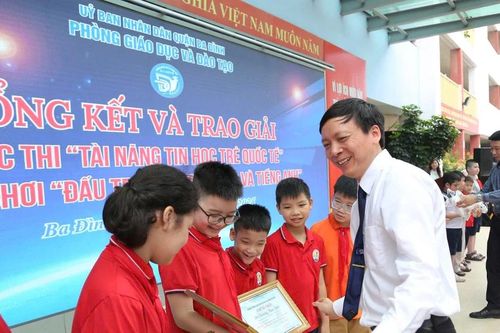 Hà Nội: Trao giải cuộc thi 'Tài năng tin học trẻ quốc tế' và 'Đấu trường Toán học và tiếng Anh'