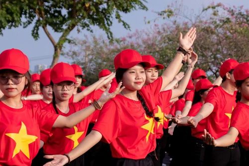 Sắc cờ Tổ quốc rực rỡ sân trường, chào mừng '50 năm non sông liền một dải'