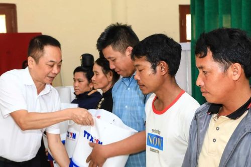 Nhiều suất quà thiết thực được trao tới tay các hộ nghèo ở Điện Biên