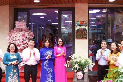 Hà Nội: Quận Hoàn Kiếm gắn biển công trình kỷ niệm Ngày thống nhất đất nước