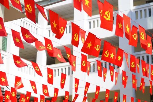 Sắc đỏ rực rỡ trên giảng đường đại học