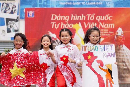 Học sinh xếp hình nón lá truyền thông điệp yêu nước