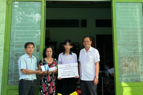 Trường học ở Cần Thơ hỗ trợ học sinh hoàn cảnh đặc biệt khó khăn
