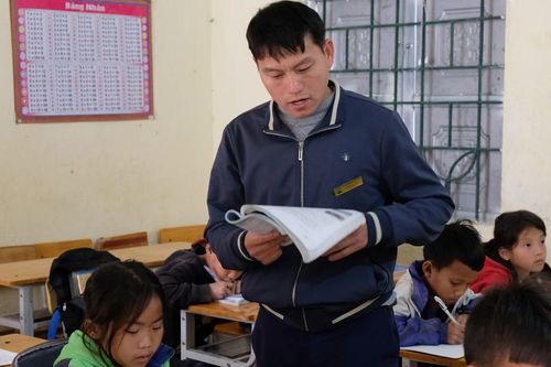 Những 'chiến binh' đạp núi đến trường: Cậu bé Mông viết lại số phận