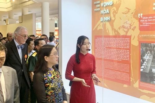 Không khí 'Đất nước trọn niềm vui' tại Bảo tàng Hồ Chí Minh