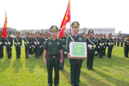 Thăm, động viên cán bộ, chiến sĩ tham gia diễu binh, diễu hành tại Lễ kỷ niệm 50 năm Ngày giải phóng miền Nam