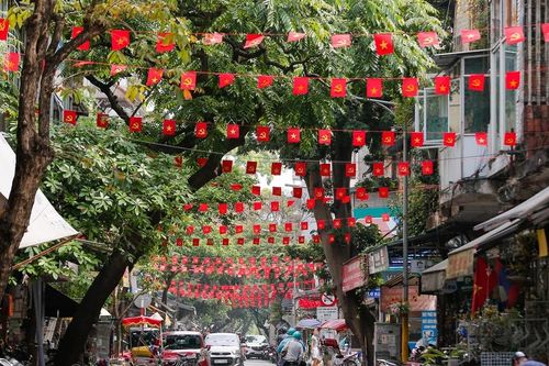 Phố phường, trường lớp, quán xá Thủ đô nhuộm sắc đỏ chào mừng đại lễ 30/4