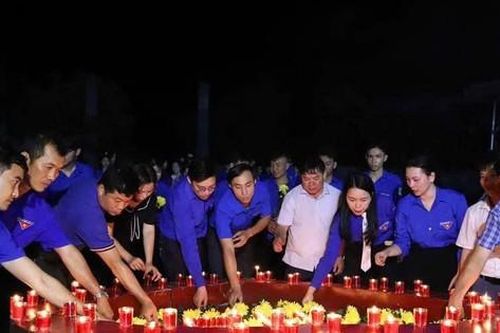 Tuổi trẻ Hà Tĩnh thắp nến tri ân cố Tổng Bí thư Hà Huy Tập