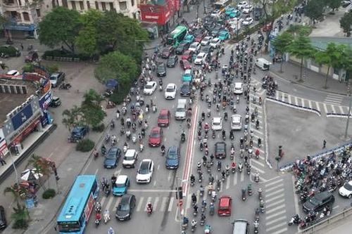 Giao thông lộn xộn, ùn ứ tại nút giao lớn nhất khu Linh Đàm