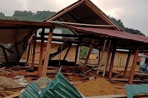 Mưa đá, dông lốc làm sập nhiều nhà dân ở xã biên giới Quảng Nam
