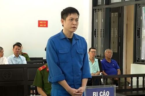 Chiếm đoạt tiền công ty 'nướng' vào cờ bạc