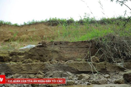Sạt lở đất nghiêm trọng dọc bờ sông Lam