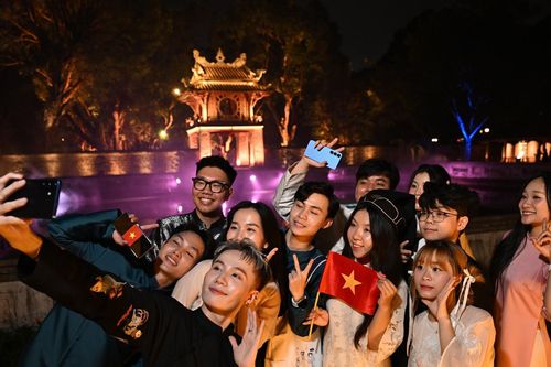 Đến Văn Miếu - Quốc Tử Giám trải nghiệm 'Một đêm hóa sĩ tử' với công nghệ AI