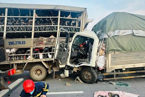 Tai nạn trên cao tốc qua Thanh Hóa, 2 người mắc kẹt, tử vong trong ca bin