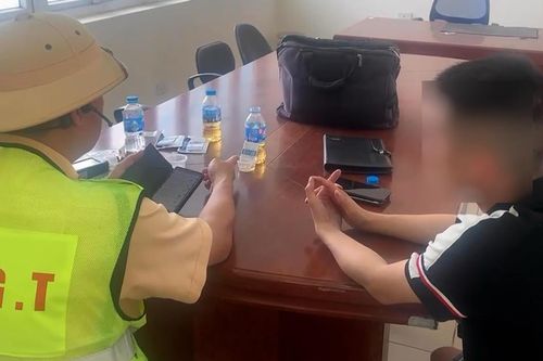 Tài xế say rượu và dương tính ma túy, dừng ô tô trên cao tốc để ngủ