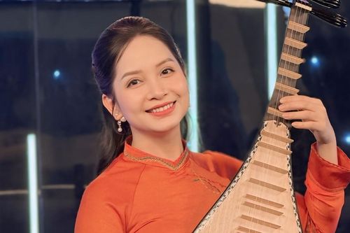 Ngỡ ngàng với bản độc tấu đàn tỳ bà 'Mùa xuân trên TPHCM' của diễn viên Diệu Thảo