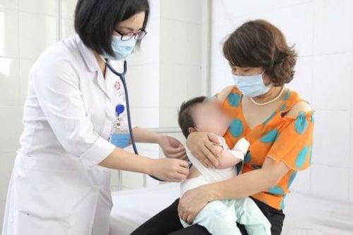 Bé 7 tháng tuổi bị viêm phổi, suy hô hấp cấp do sởi biến chứng
