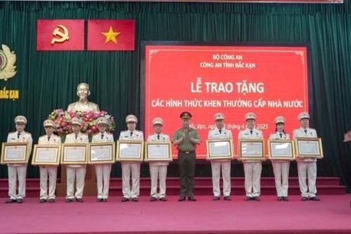 Trao tặng các hình thức khen thưởng cấp Nhà nước