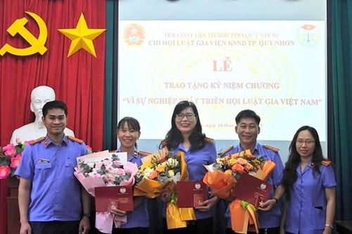 Nhiều cá nhân VKSND TP Quy Nhơn nhận Kỷ niệm chương Hội Luật gia Việt Nam
