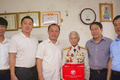 Thường trực Thành ủy Vinh thăm, tặng quà người có công với cách mạng
