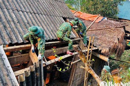 Bộ đội Biên phòng Nghệ An giúp các hộ nghèo nơi biên giới làm nhà