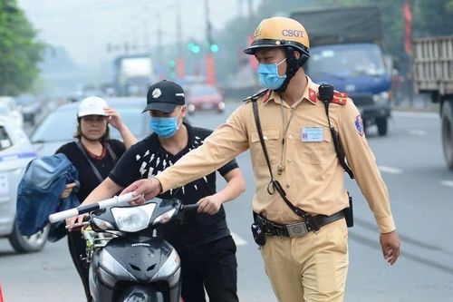 Cảnh sát giao thông được quyền kiểm tra những giấy tờ nào khi dừng phương tiện?