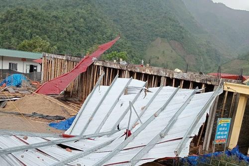 Lốc lớn làm tốc mái trường học ở Kỳ Sơn