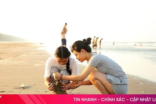 Nắng nóng đầu mùa, người dân về biển Xuân Thành 'giải nhiệt'