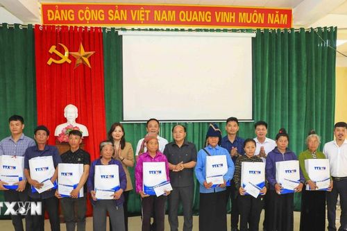 Thông tấn xã Việt Nam tặng quà cho các hộ nghèo ở tỉnh Điện Biên