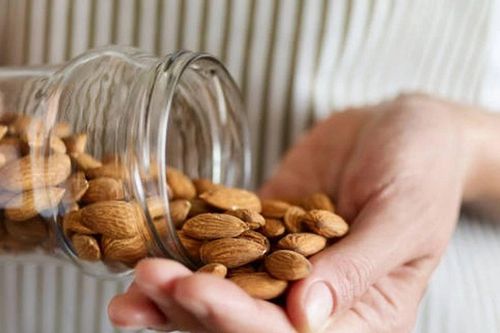 8 mối nguy tiềm ẩn khi lạm dụng hạnh nhân mỗi ngày