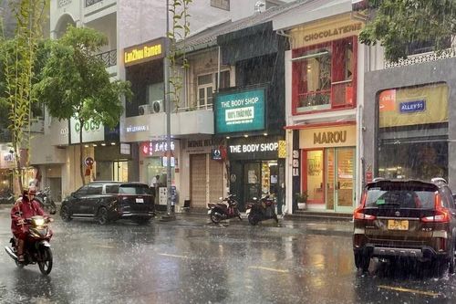 Thành phố Hồ Chí Minh 'bất ngờ' mưa lớn giữa ngày nắng gắt