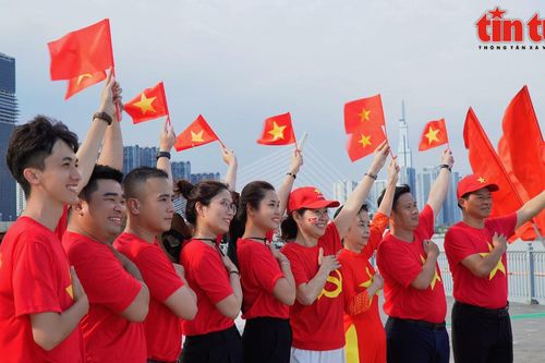 TP Hồ Chí Minh: Người dân muôn nơi tìm đến các địa điểm lịch sử, ghi lại khoảnh khắc đáng nhớ