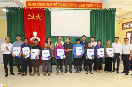 Thông tấn xã Việt Nam tặng quà cho các hộ nghèo ở Điện Biên
