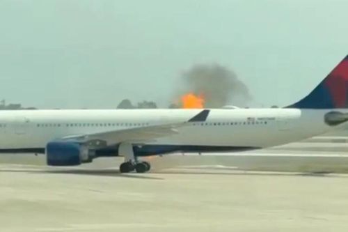 Video máy bay của Delta Air Lines chở gần 300 hành khách bốc cháy dữ dội