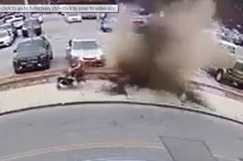 Video ba bà cháu thoát chết trong gang tấc khi hố ga bất ngờ phát nổ