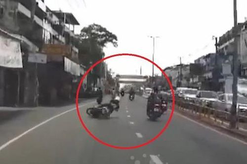 Người đàn ông vung chân đạp ngã người đi xe máy trên phố