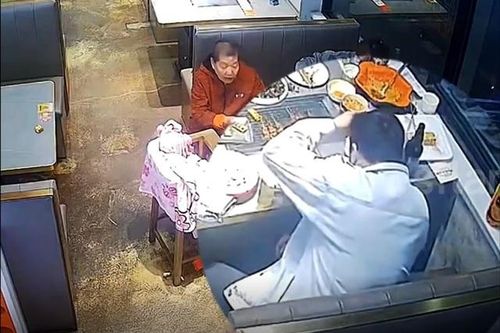 Người đàn ông cố tình bỏ tóc vào thức ăn để 'ăn vạ' nhà hàng