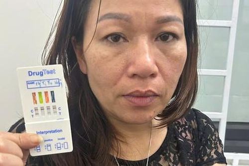 Bắt quả tang người phụ nữ U50 'bay lắc' với 2 thanh niên trong phòng trọ