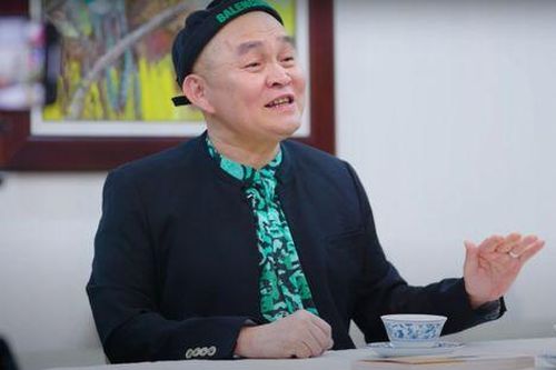 Clip nghệ sĩ Xuân Hinh mặc váy nhún nhảy gây tranh cãi