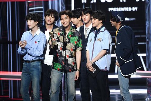 Người trong ngành tiết lộ từng bị SM 'dụ dỗ' bỏ rơi BTS, chọn EXO