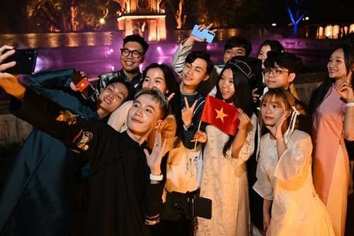 Giới trẻ trải nghiệm hành trình khoa cử xưa của Việt Nam bằng công nghệ AI