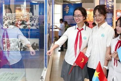 Triển lãm 300 ảnh, tài liệu, hiện vật mang thông điệp 'Đất nước trọn niềm vui'