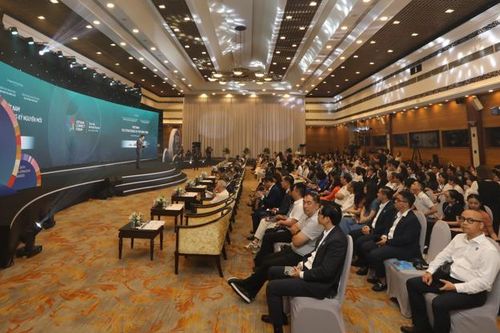 [Phóng sự ảnh] Toàn cảnh Diễn đàn Nhịp cầu Phát triển Việt Nam 2025 và Chương trình Rồng Vàng lần thứ 24