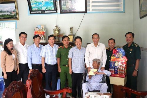 Phó Bí thư Thường trực Tỉnh ủy, Chủ tịch HĐND tỉnh An Giang Lê Văn Nưng thăm, tặng quà gia đình chính sách