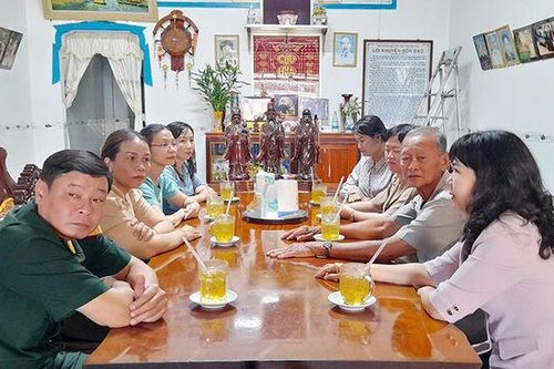 Lãnh đạo huyện Châu Phú thăm gia đình chính sách, người có công cách mạng