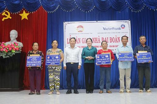 Châu Thành bàn giao 10 căn nhà Đại đoàn kết