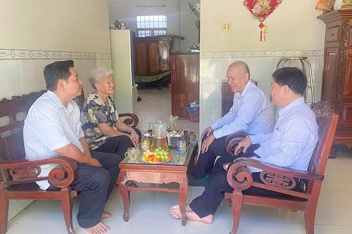 Bí thư Huyện ủy Châu Phú thăm gia đình chính sách tiêu biểu